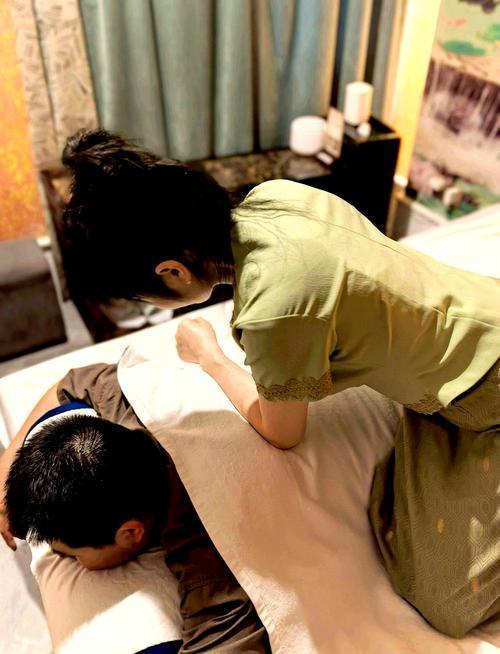 一位足浴小姐说: “底层女人只要不卖 屁 股，去足浴店工作挺好的。做最基础的足疗