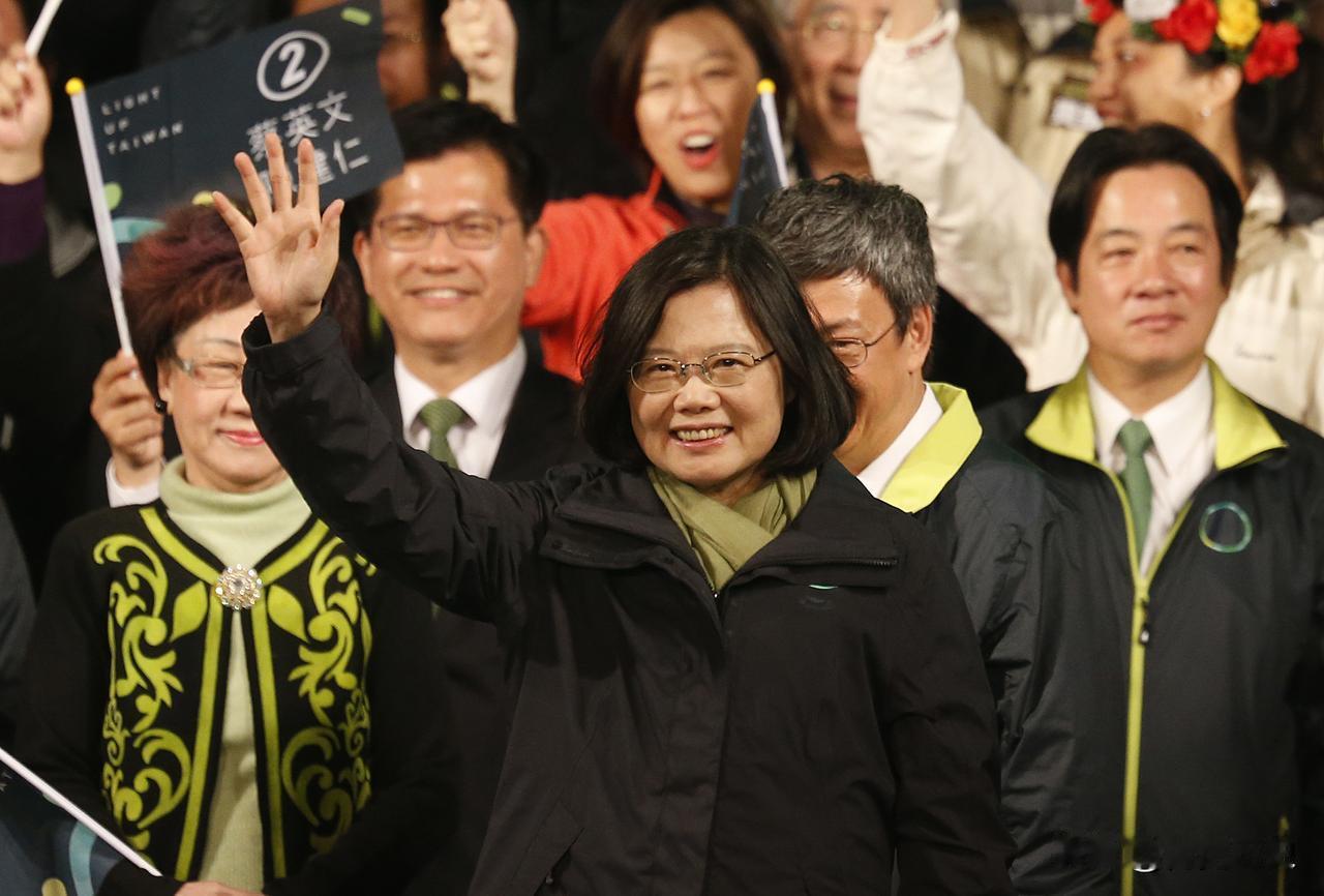 大陆都没想到，还没等解放军正式收台，台当局就先后送来两份“大礼”。
10月10日