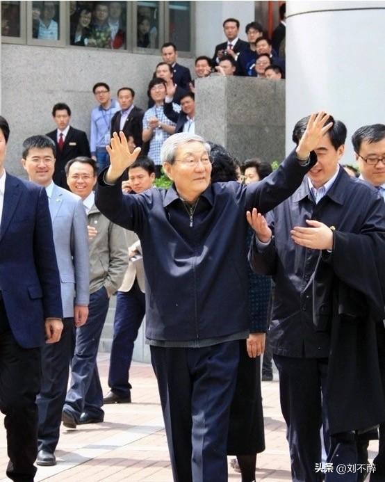 朱镕基对腐败深恶痛绝，他曾指岀：
“反腐败要先打老虎后打狼，对老虎绝不能姑息养奸