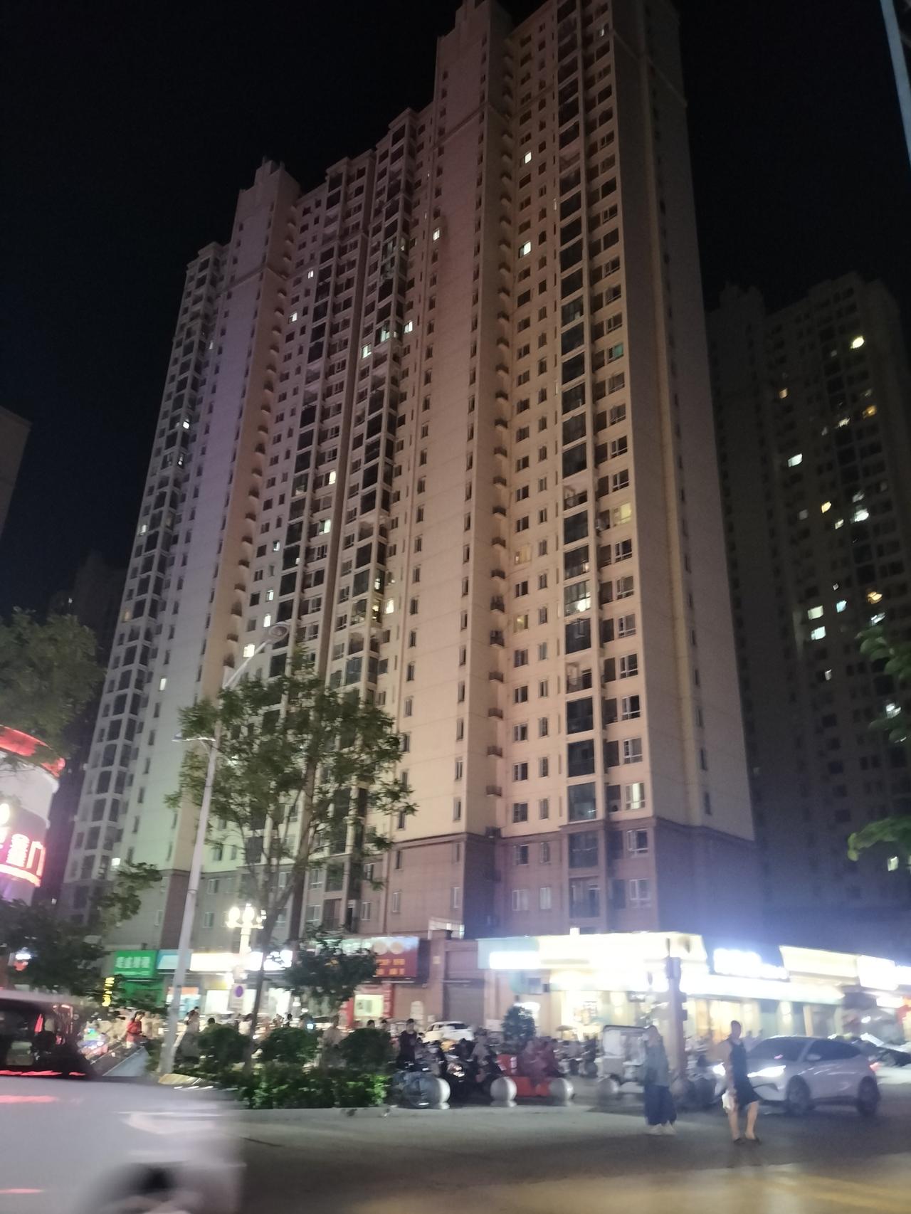 夏日生活打卡季 夏日的夜晚，高楼大厦的夜景美得让人心醉。就拿我所在的城市来说，市