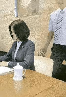 最近，一名自学成才的年轻程序员小李，在一场编程大赛中力压群雄，夺得冠军，引起广泛