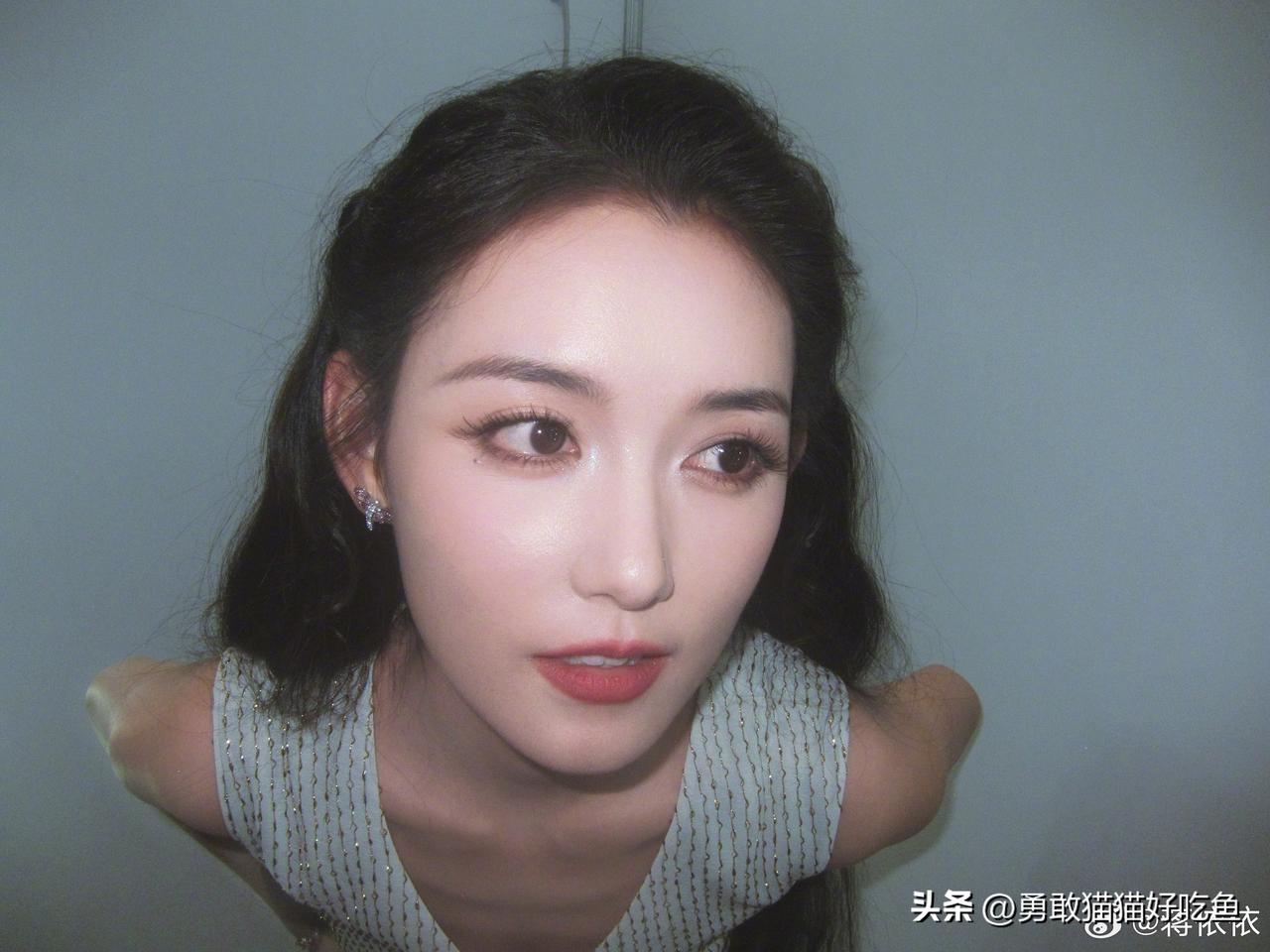 蒋依依分享图片