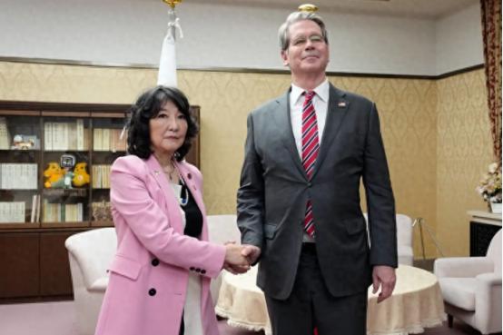 5月11号的消息说，美国财长又动身去日本了，表面上像是平常的盟友串门，其实里头藏