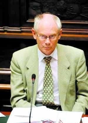 一位比利时首相曾十分坚定地说：“人人都想加入欧盟，没人想加入中国。”他把话筒往前