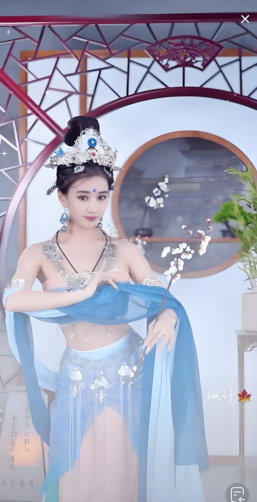 恒大歌舞团的演出，有人评价说水平极高，每个女演员功底都十分深厚，配之以美人吟，可