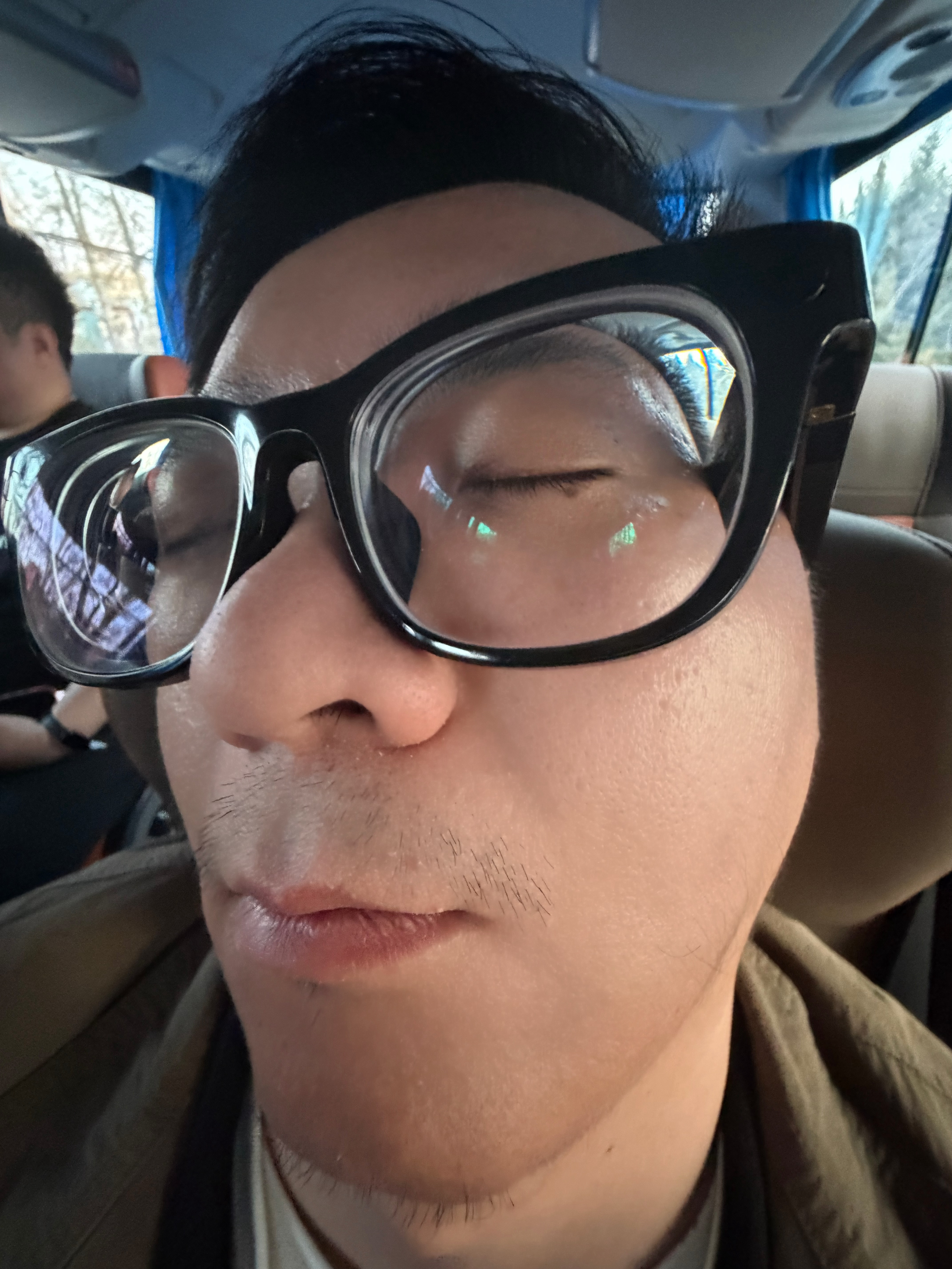 真羡慕 随时随地大小睡的能力睡觉 真的能让人快速恢复精力你看去发布会的路上都能睡