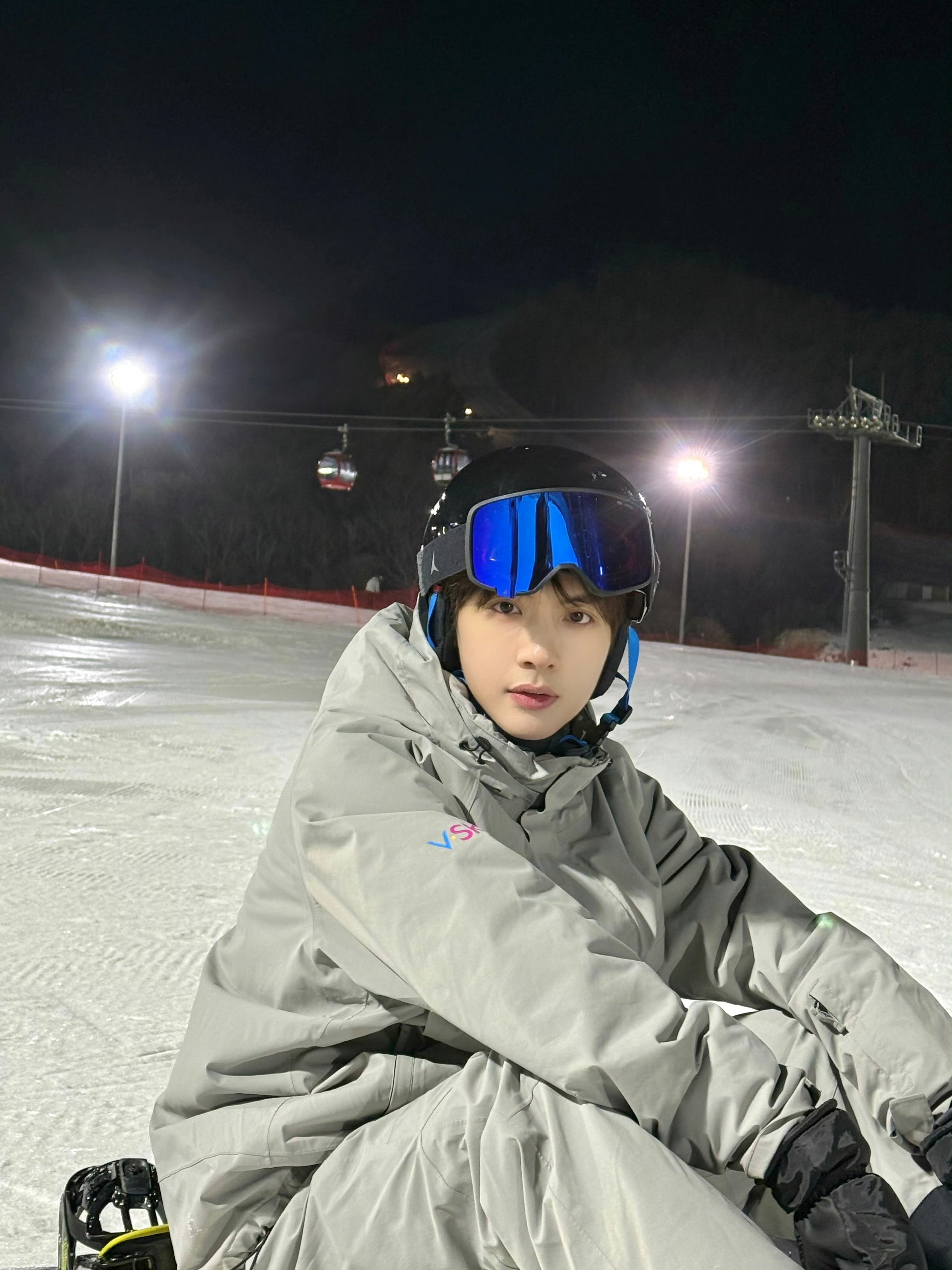 翟潇闻滑雪比拿驾照容易 滑雪板和的适配度直接拉满雪场灯光下的侧颜杀太绝了，滑雪的