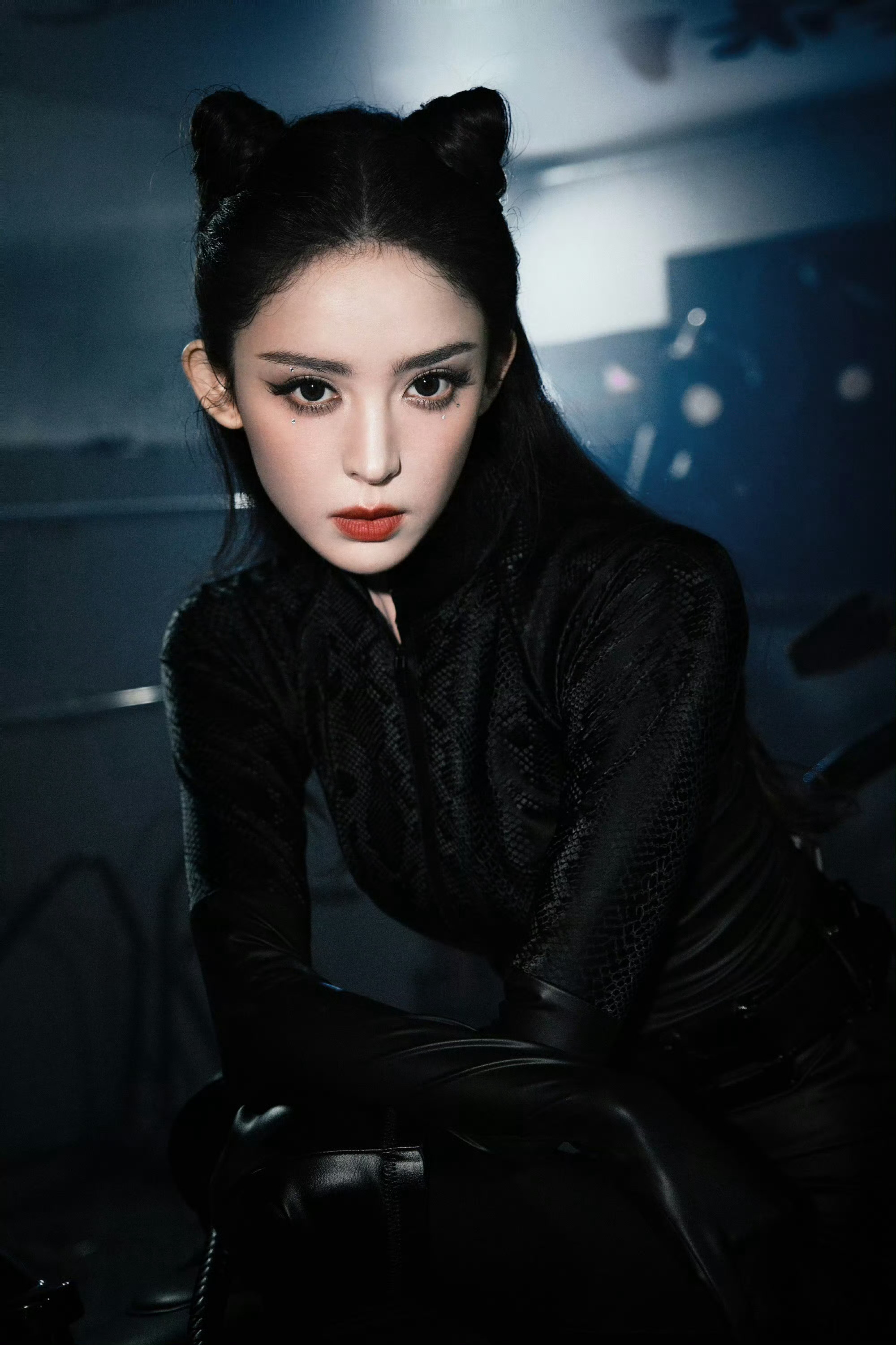 娜扎 猫女还原度 娜扎猫女造型还原度很高，一身黑色紧身衣勾勒出曼妙好身材，完美再