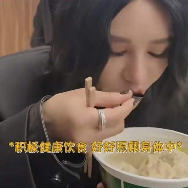 尚雯婕胃里割了六个息肉 心疼尚雯婕，胃里割了六个息肉，看她疯狂咽口水，可爱模样里