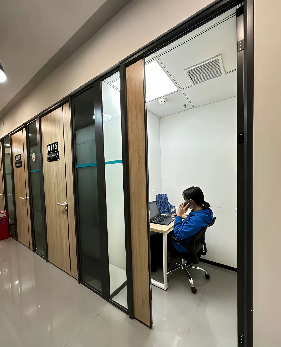 其实现在很多公司都采用了这种工作方式，一人一个小隔间，互不打扰，工作效率还能提高