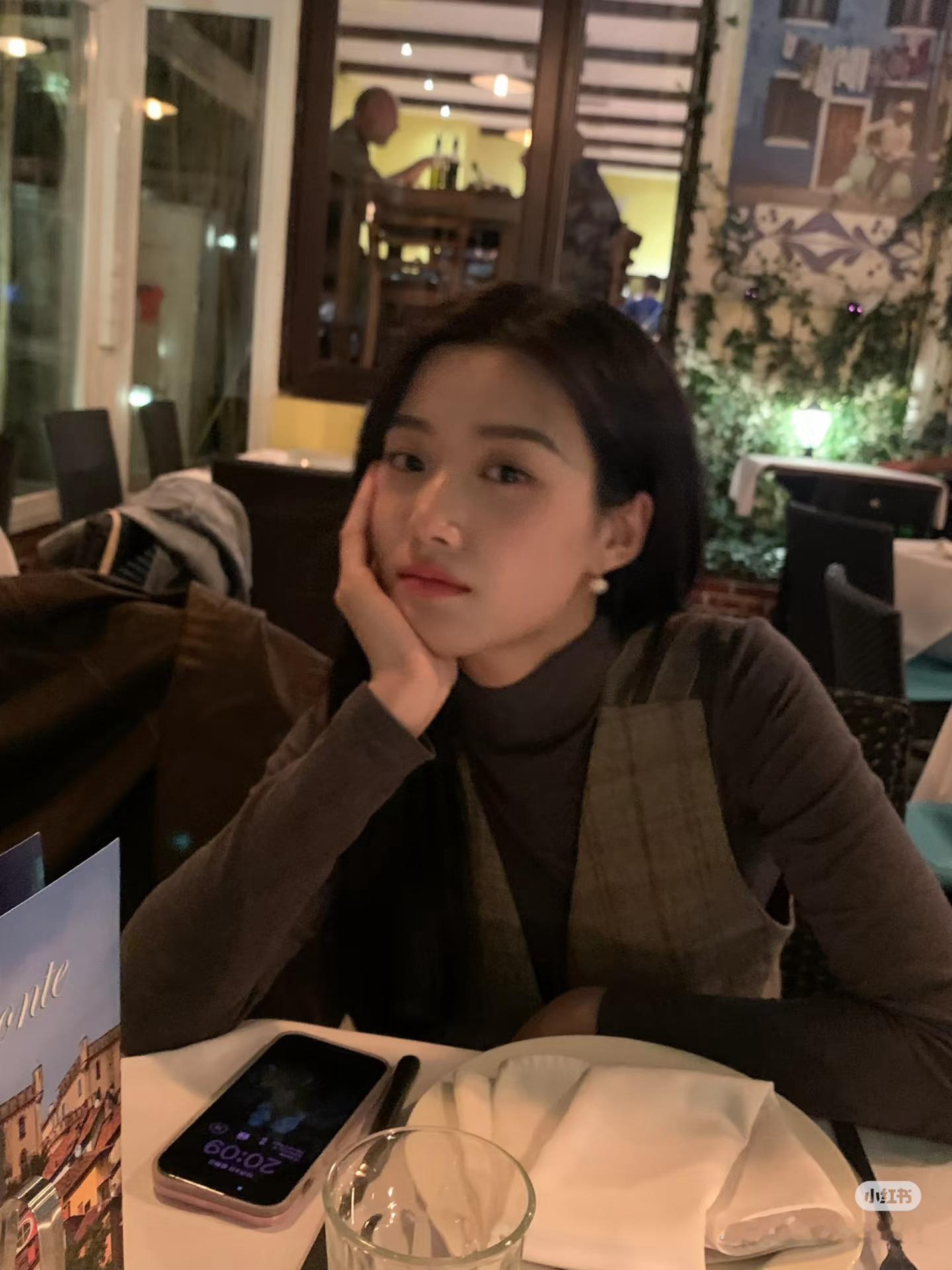 卢昱晓  🌷卢昱晓何不同舟渡 🌷卢昱晓南衣 泪水打湿纯净烟，你我之后再无缘