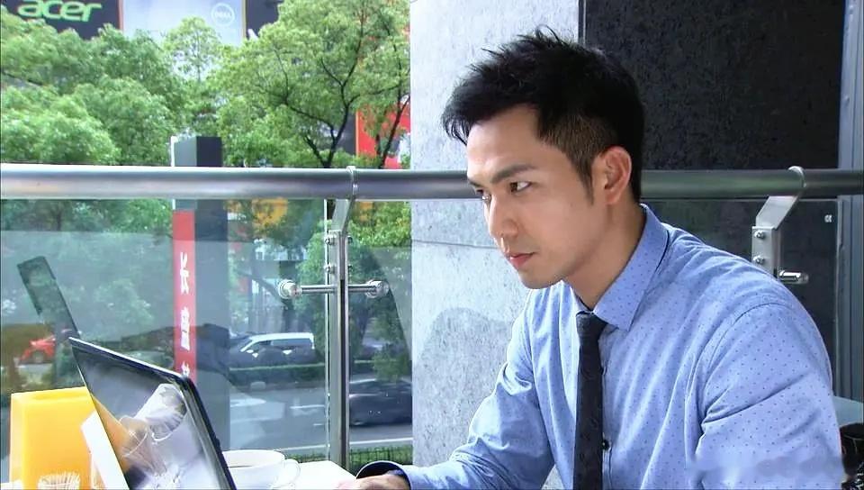 现在的现偶真找不出几个头发这种长度的男演员，造型 气质一点精英范都没有，反而像铁