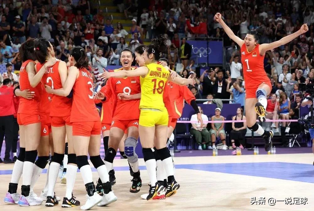 女排精神永不过时！今天凌晨的女排小组赛中，中国女排3比2力克美国女排，时隔20年