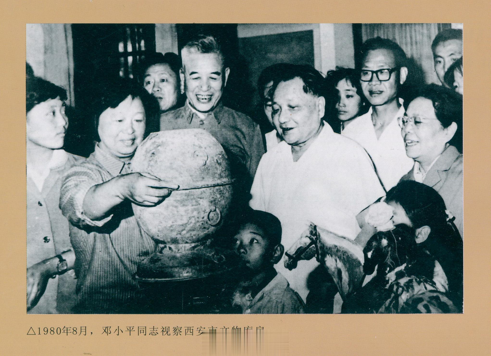 #馒头控的书影# 一些现场的文物观看，以人为比例尺，直观地看到器物体量的大小。#