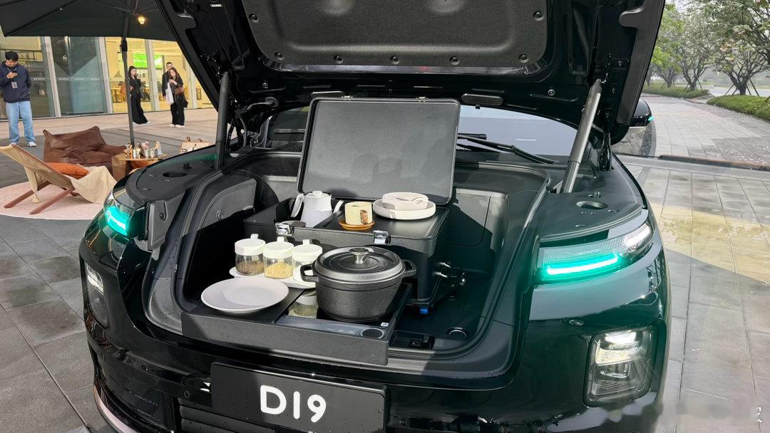 自从蔚来和乐道领衔，开启了纯电SUV前备舱这一全新的世界，零跑D19也是积极跟上