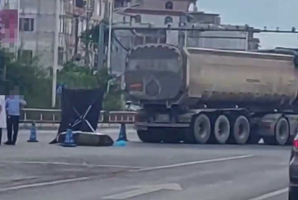【玉林旧县路口大车旁边盖挡板】8月23日，玉林市旧县红绿灯路口一辆大车旁边盖了挡