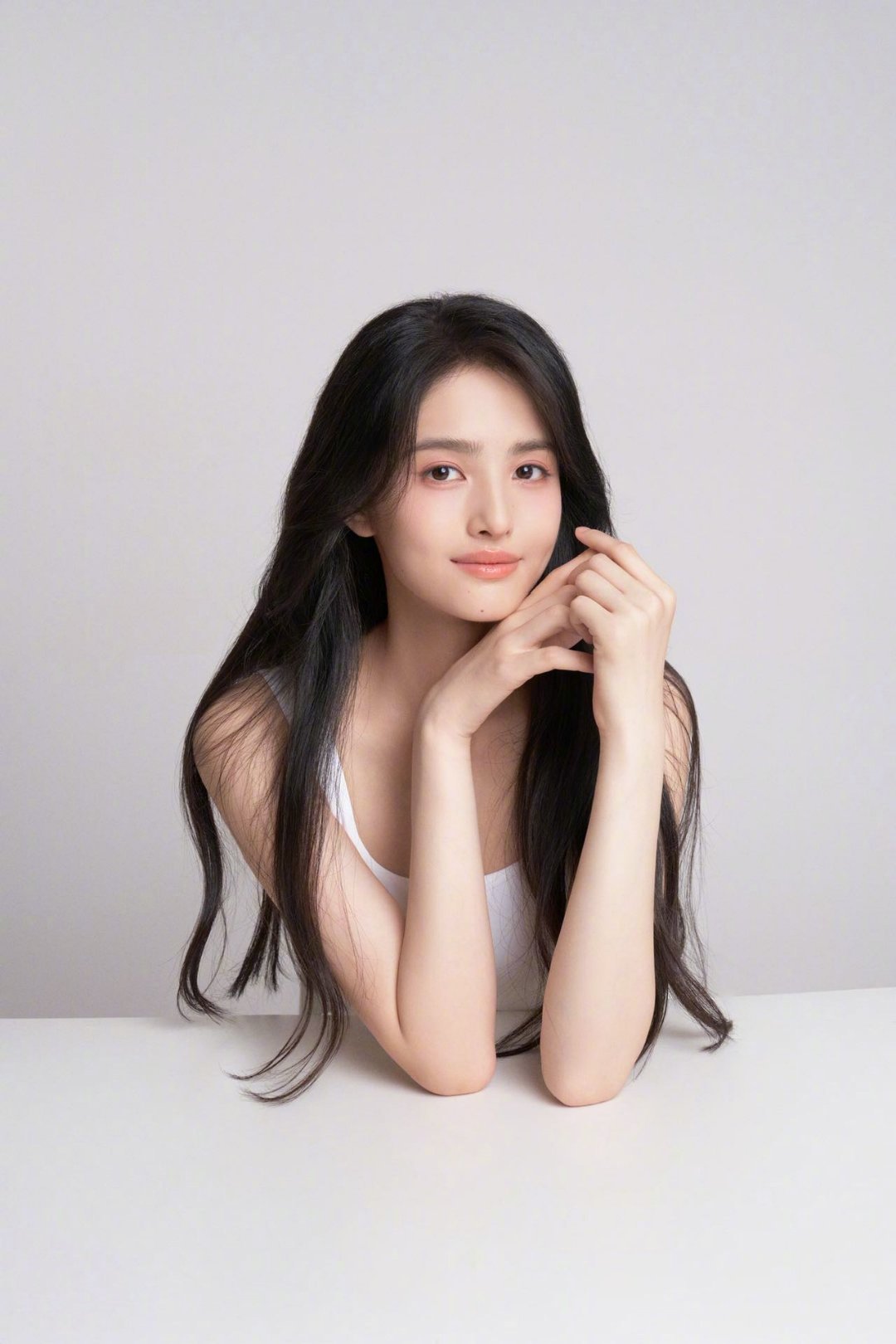 重磅官宣，新一代星女郎亮相！周星驰经纪人今日对外公布，新人演员成为周星驰时隔八年