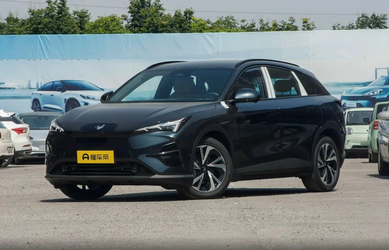 最近老有朋友我：“老朱啊，我看中一辆二手的极狐阿尔法T5，才跑了一万多公里，价格