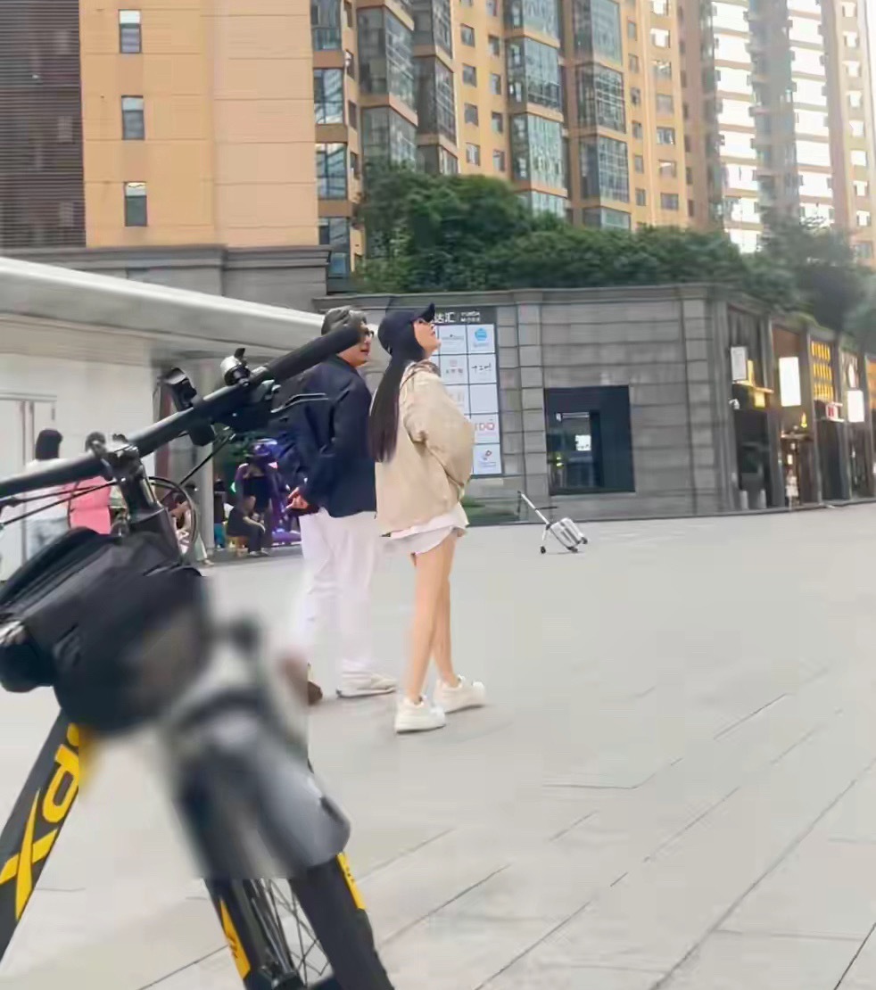王诗龄放暑假和父母住长沙，17岁变瘦腿长，住湖南一平3万的别墅 