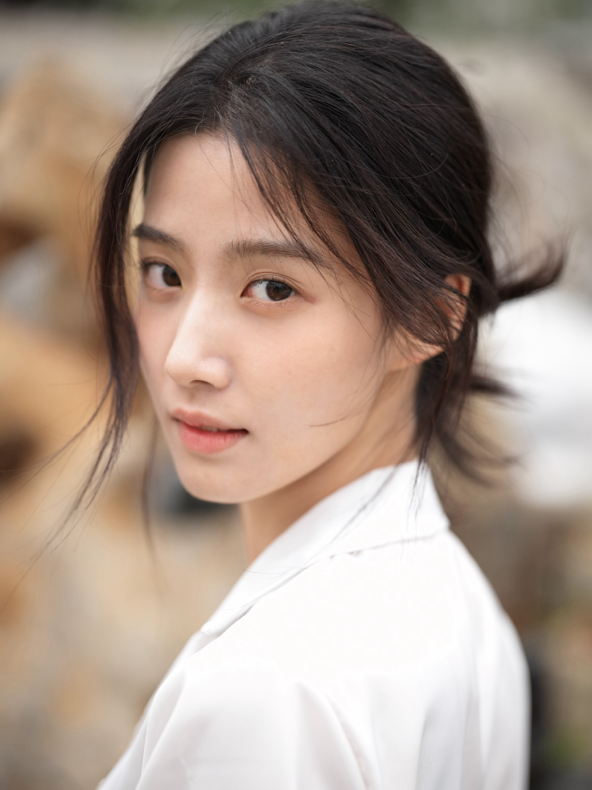 卢昱晓工作室回应了近期的争议：1. 辟谣《轧戏》拍摄中“合作演员等七小时、频繁N