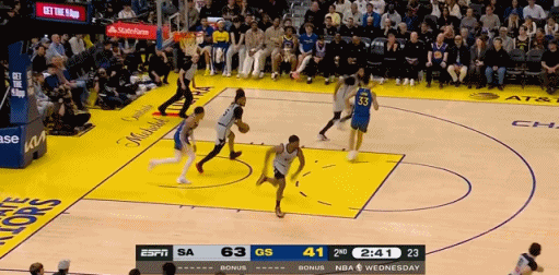 动都不想动！追梦如今还能干啥？
在今天NBA常规赛勇士对阵马刺的第二节比赛中，文