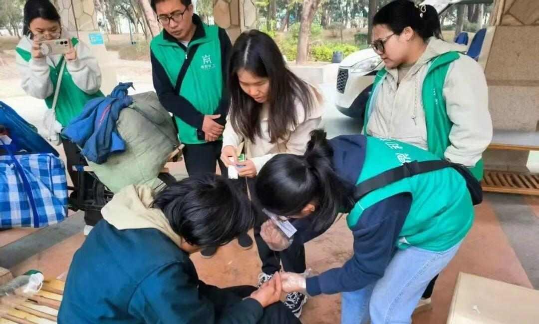 流浪汉终见家人，21年生死未卜，一滴血揭开尘封往事
广州市白云区绿心公园里，一个