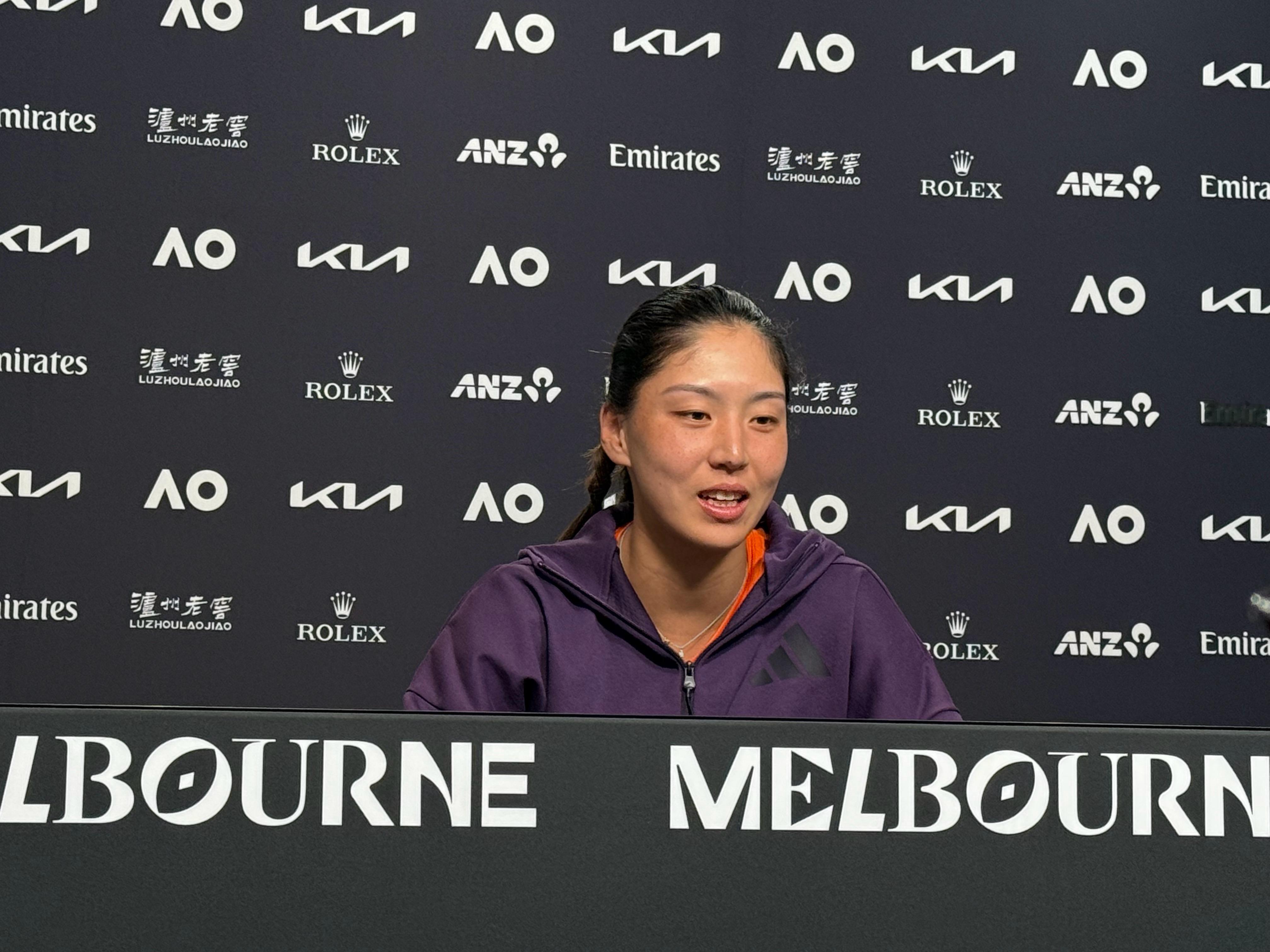 王欣瑜：“奥斯塔彭科这个人挺好玩的。”王欣瑜赛后发布会，我问她有没有被奥斯塔彭科