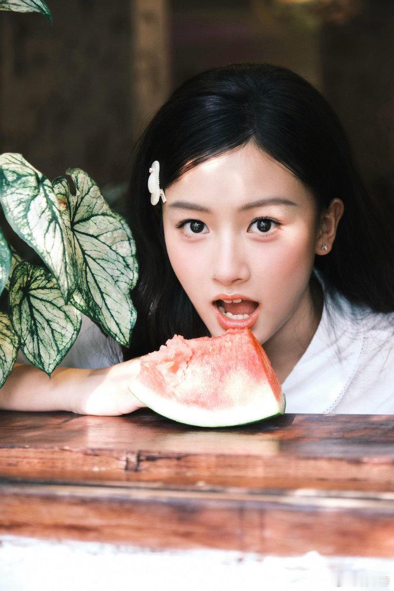 七七是真的漂亮啊，一种很有韵味的古典美人的标致感 