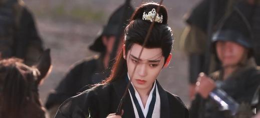 纪伯宰被雷劈 裹着孤注一掷的决绝，纪伯宰于神石以血刻名，哪怕天罚如雷也未退缩，这