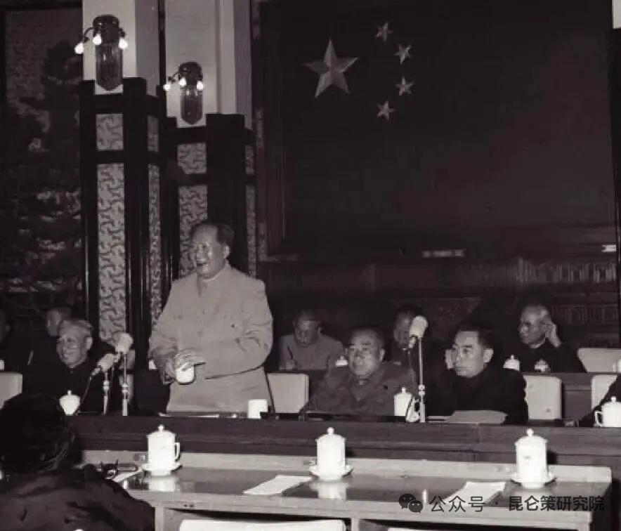 1956年5月，伟人在最高国务会议上作《论十大关系》讲话时留下的照片。