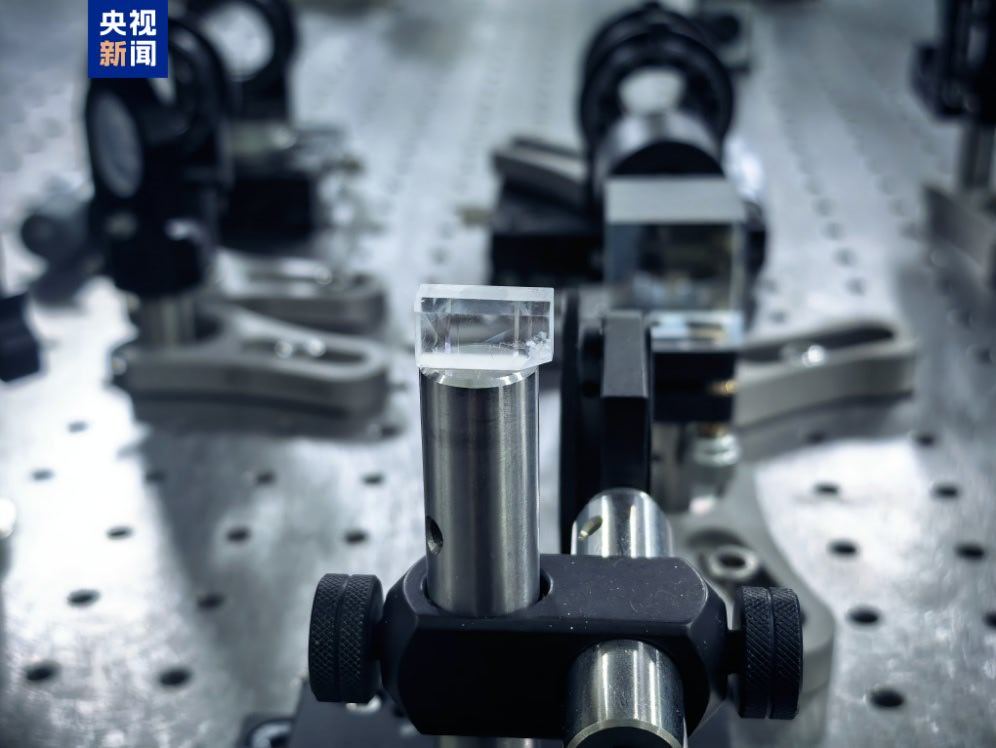 我国科学家成功研制出最新款“中国牌”晶体——氟化硼酸铵（ABF）晶体，首次实现直