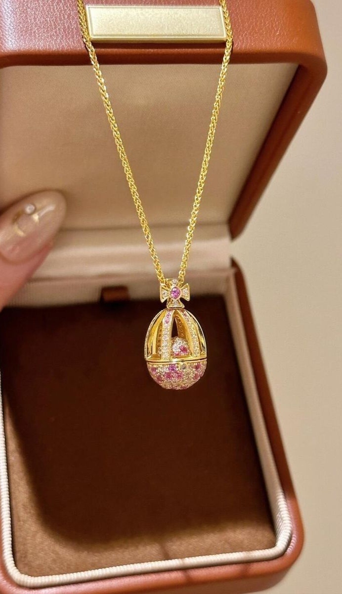 刷到一条很好看的项链，第一反应这条项链应该叫做：“我又不在那里下蛋。”