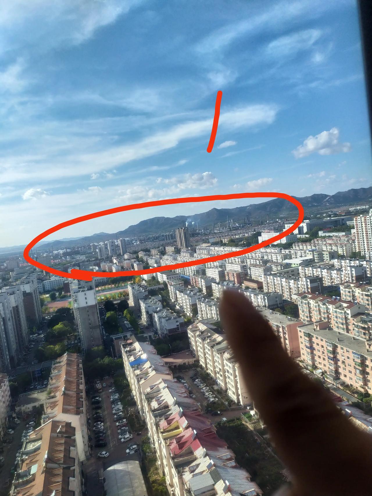 我站在锦州某高楼上，眺望一圈，1号是锦州六厂，炼油的地方！
2号是二热电，花茶给