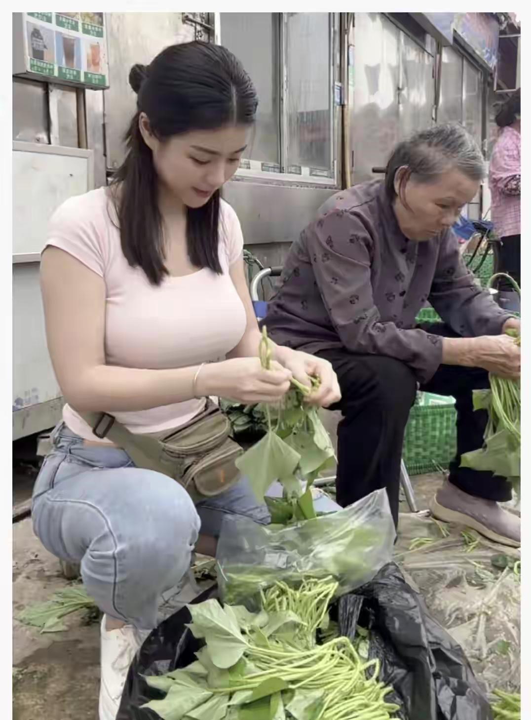 奶奶年级多大了，还出来买菜