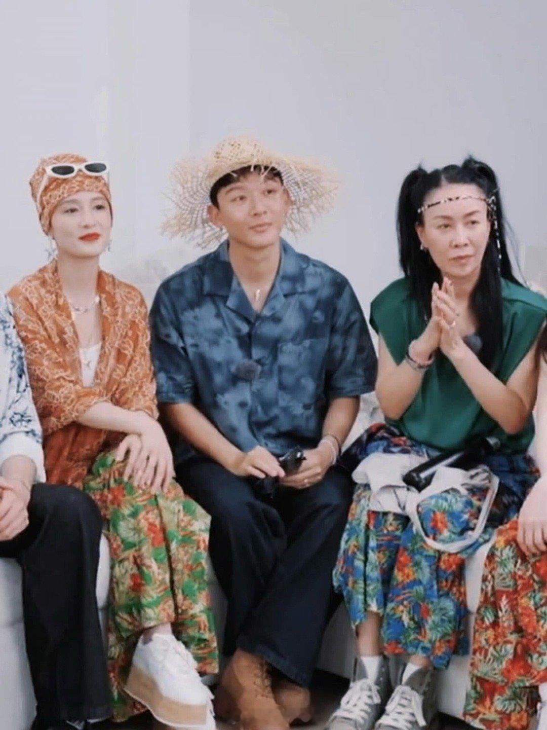 花儿与少年[超话]  中东贵妇和部落首领间坐着个戴草帽的当地人谁说这是中东贵妇和