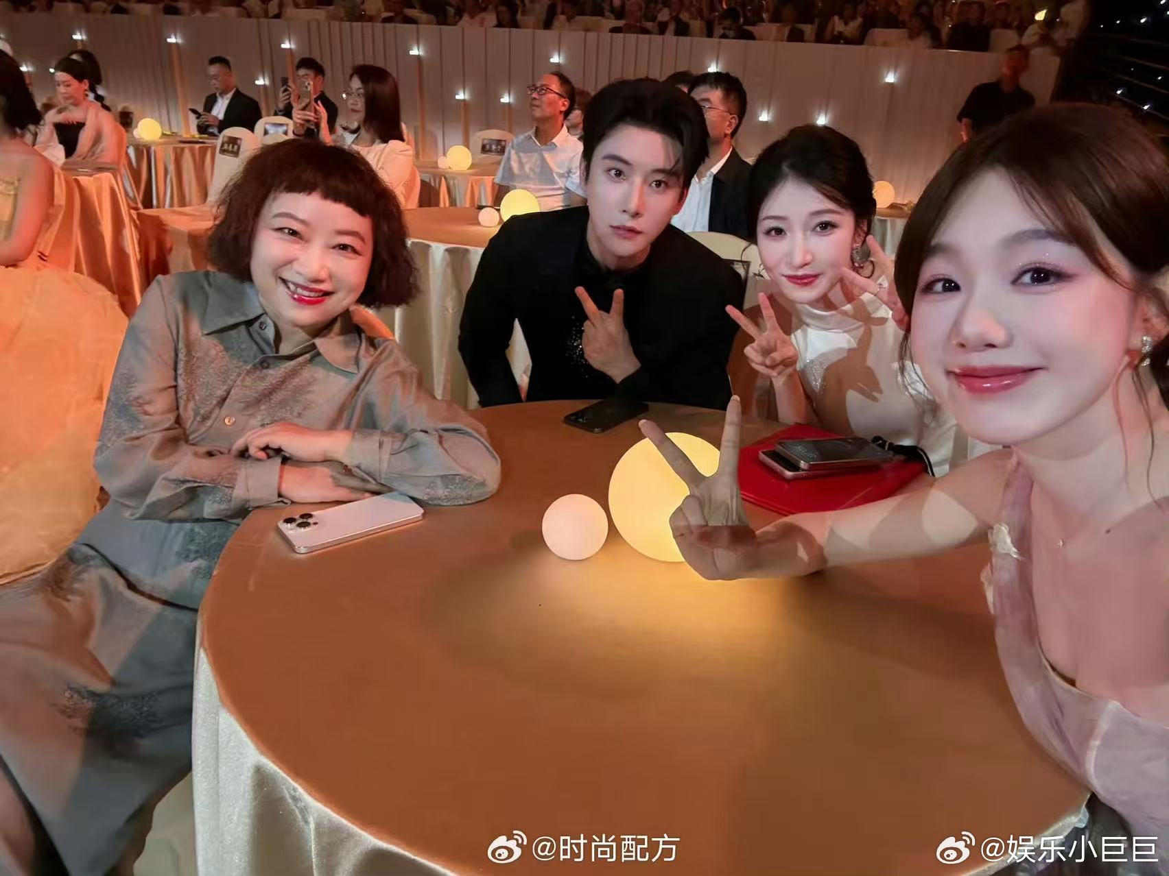 徐梦洁送考人饶雪漫饶雪漫送考徐梦洁 刷到这个消息直接泪目！饶雪漫送考徐梦洁，从笔