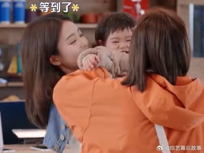 白鹿把孩子塞到王鹤棣怀里 白鹿送娃一气呵成，王鹤棣稳稳接住，加上软萌小饼干，三人