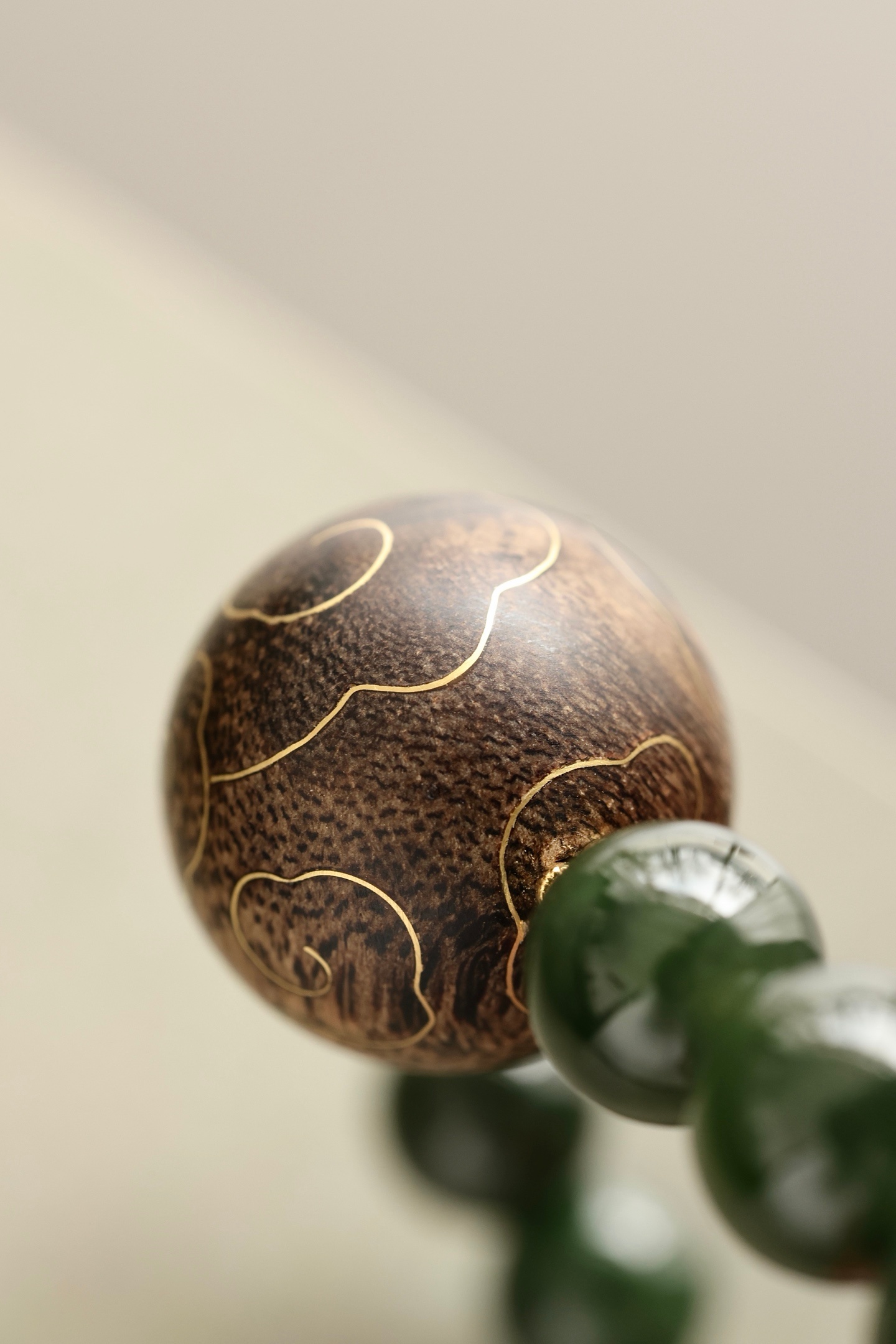 文莱沉香x错金 | 祥云 手串沉水17mm圆珠，油脂饱满，香气馥郁，周身祥云由古