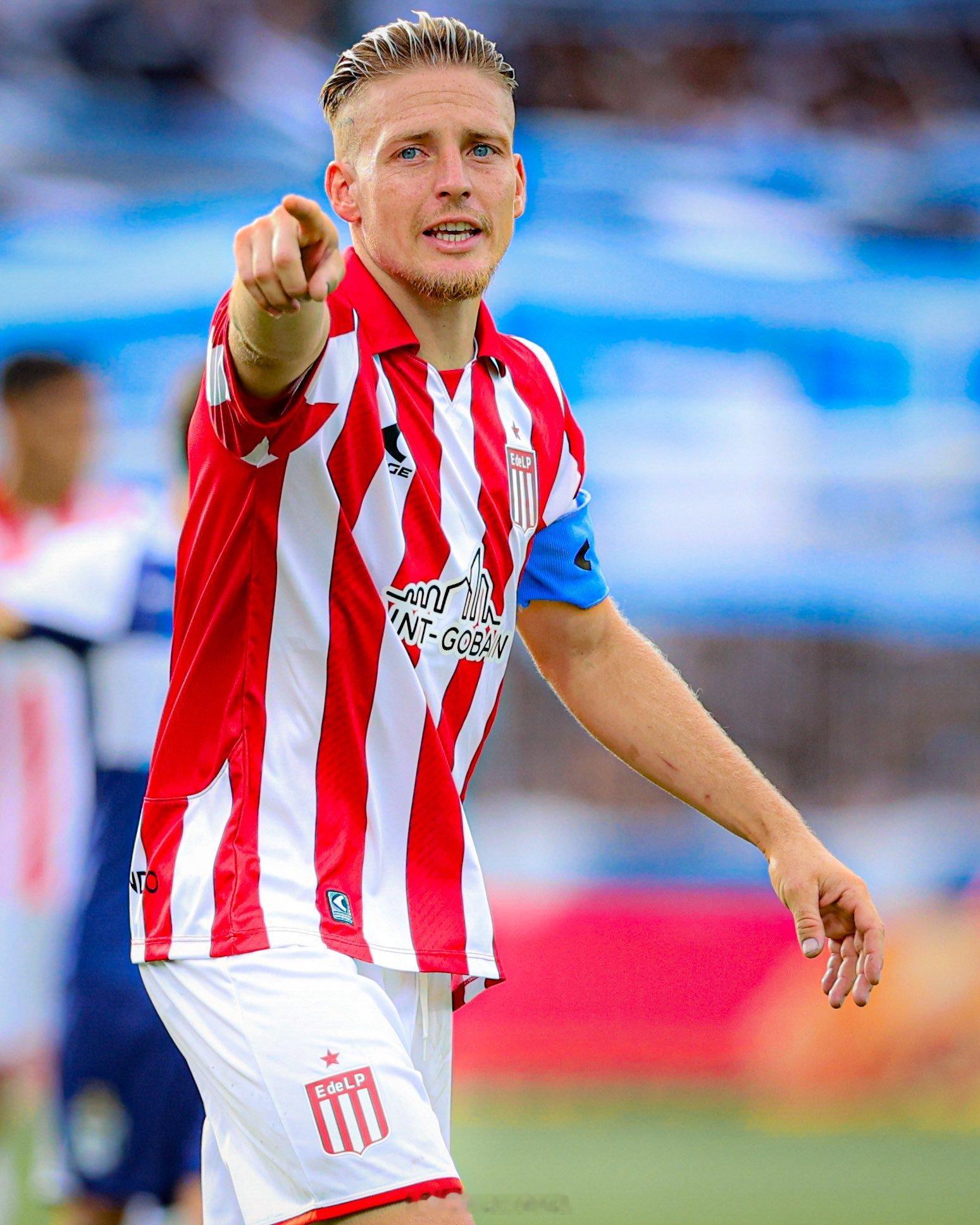 博卡青年将在未来几天内正式报价大学生队队长圣地亚哥·阿斯卡西瓦尔，河床将与博卡竞