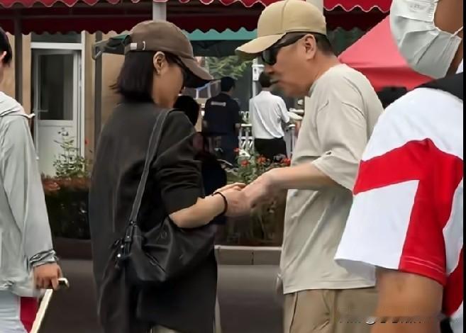 看陈建斌和蒋勤勤同框，俩人腻歪得就像刚谈恋爱一般。陈老师的嘴一直喋喋不休，肯定是