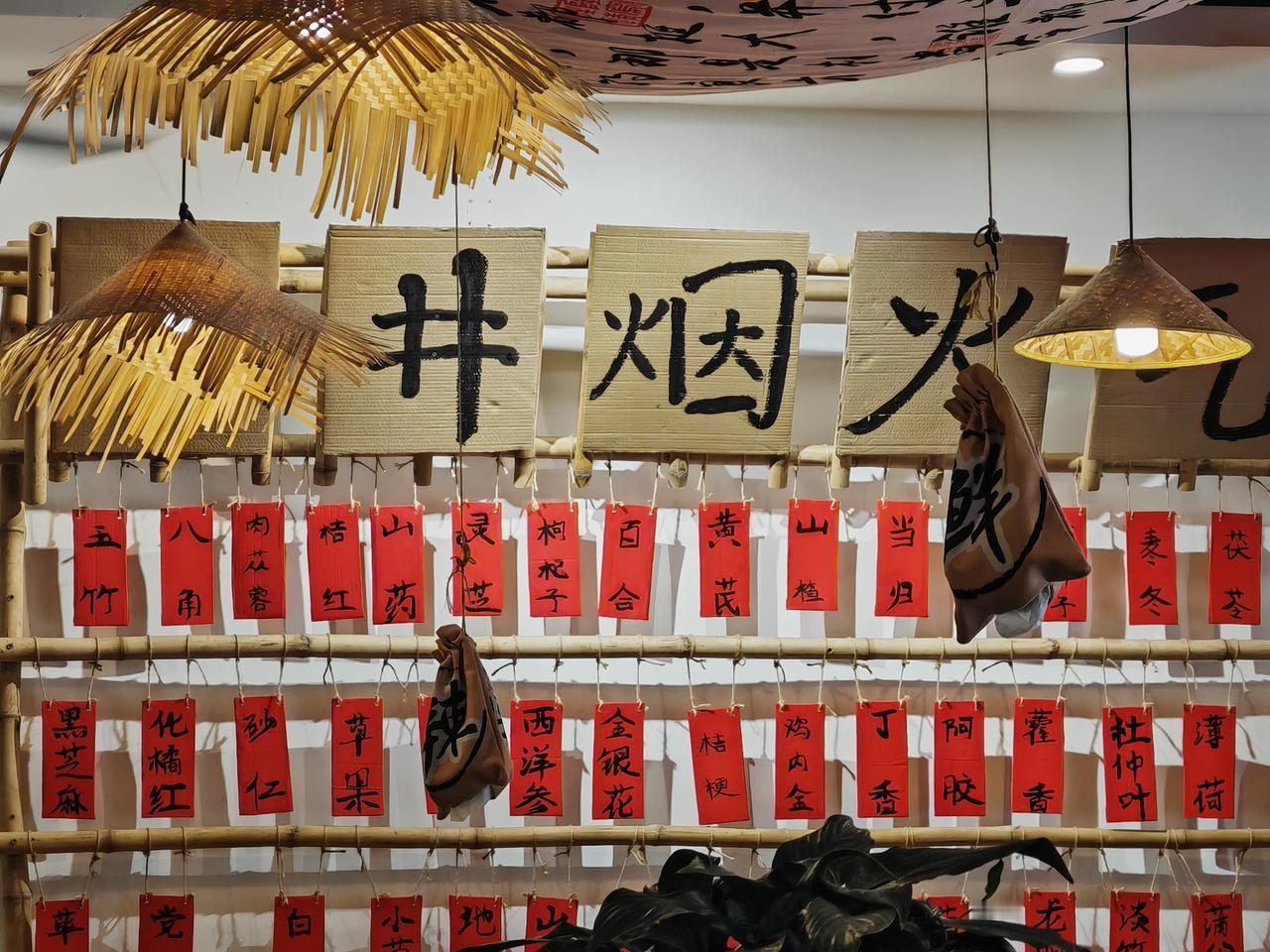 98元抢双人百草烟火鸡煲！喝一口直接沦陷🔥
 
挖到一家宝藏鸡煲店，百草烟火鸡