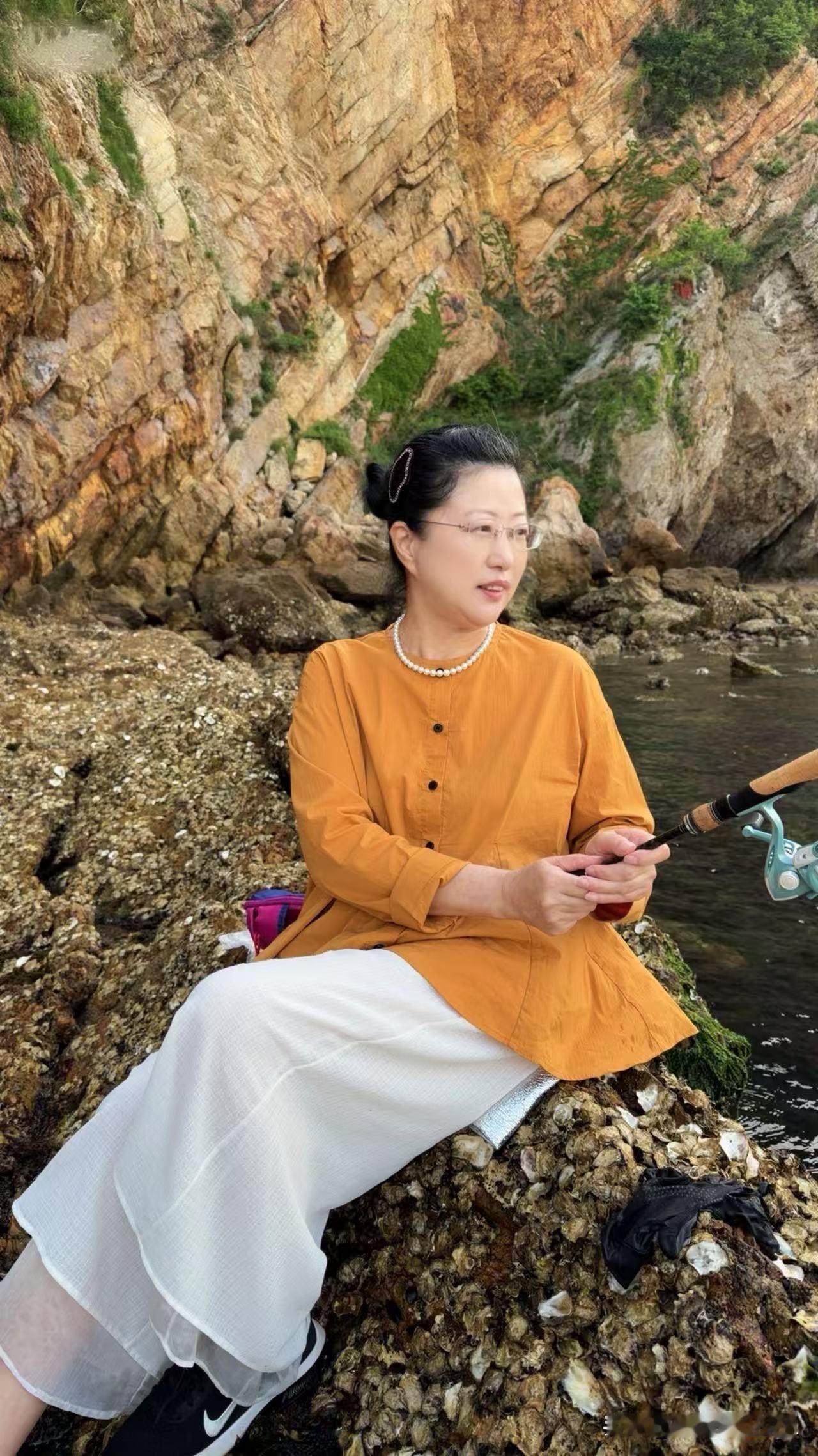 我是一个61岁的老阿姨，
虽然没上过大学，但是，我还是有点文化的，还没被社会淘汰