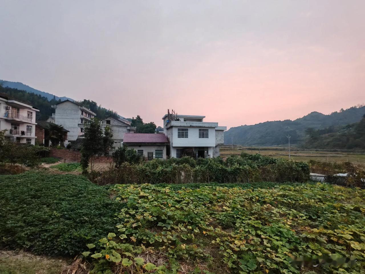 说说这次国庆假期回老家的几点感受吧。
1、跟深圳这样的一线城市比起来，老家真的非