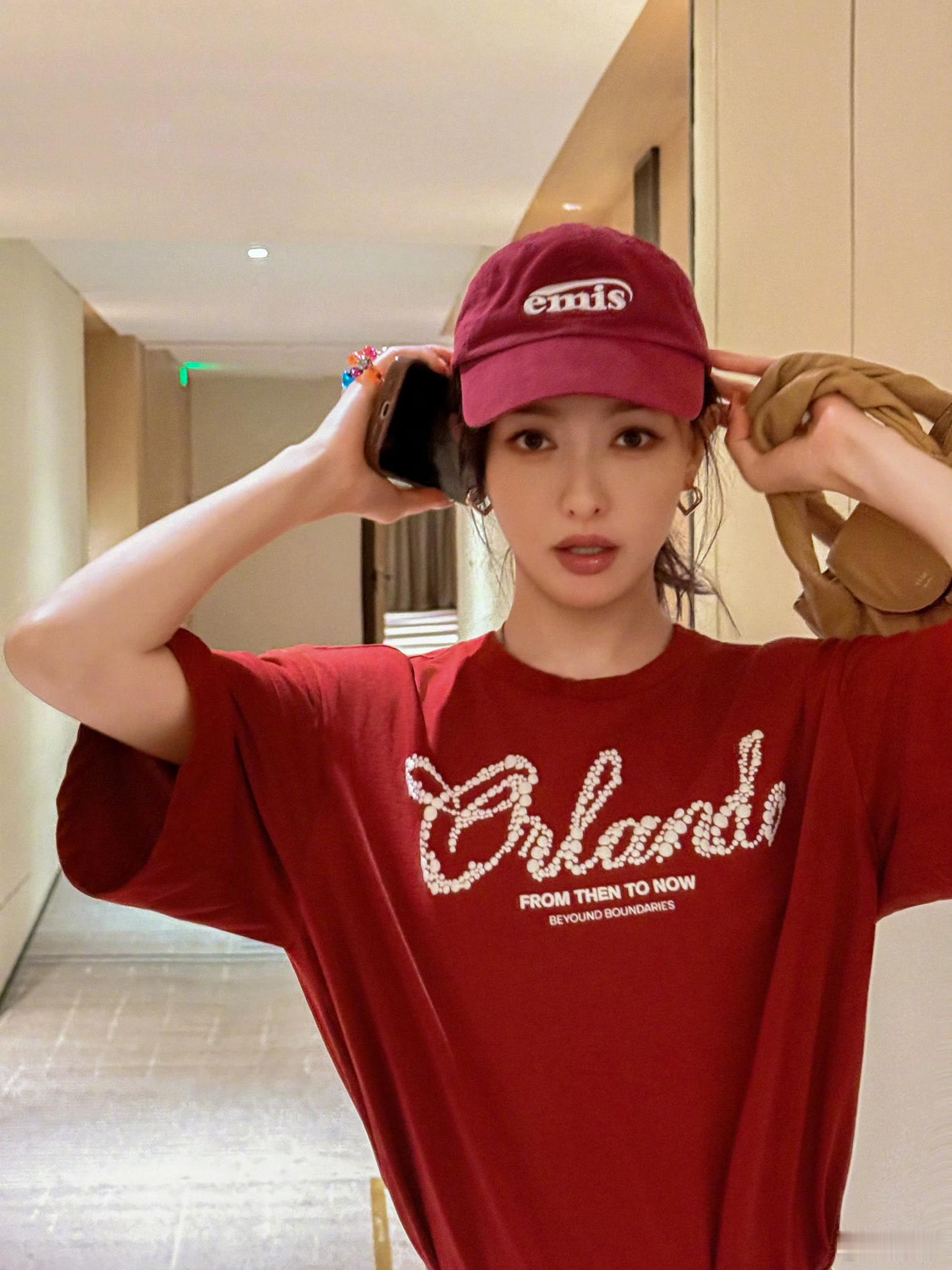 唐嫣拍了拍自己唐嫣红T九宫格唐嫣红T，好美，好漂亮 ​​​