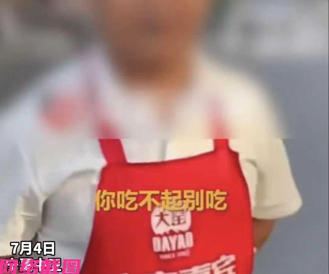 宁夏中卫某家麻辣烫店面，有女子两人只因店内点吃麻辣烫花费十五元，却遭遇到店家老板