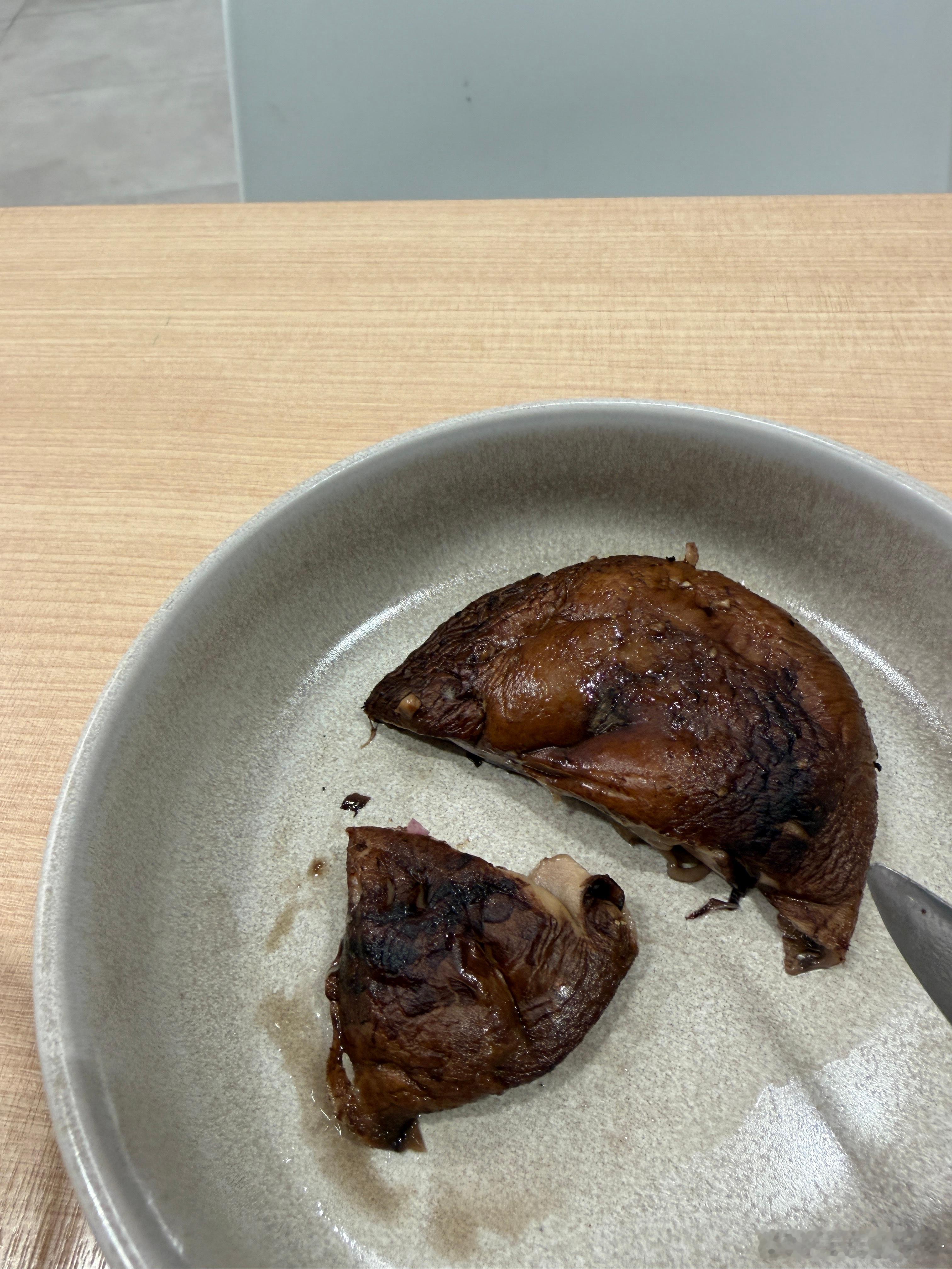 遭遇蘑菇刺客。在尖沙咀的一家轻食快餐店点餐时加了份烤蘑菇，我以为25块是一份，没