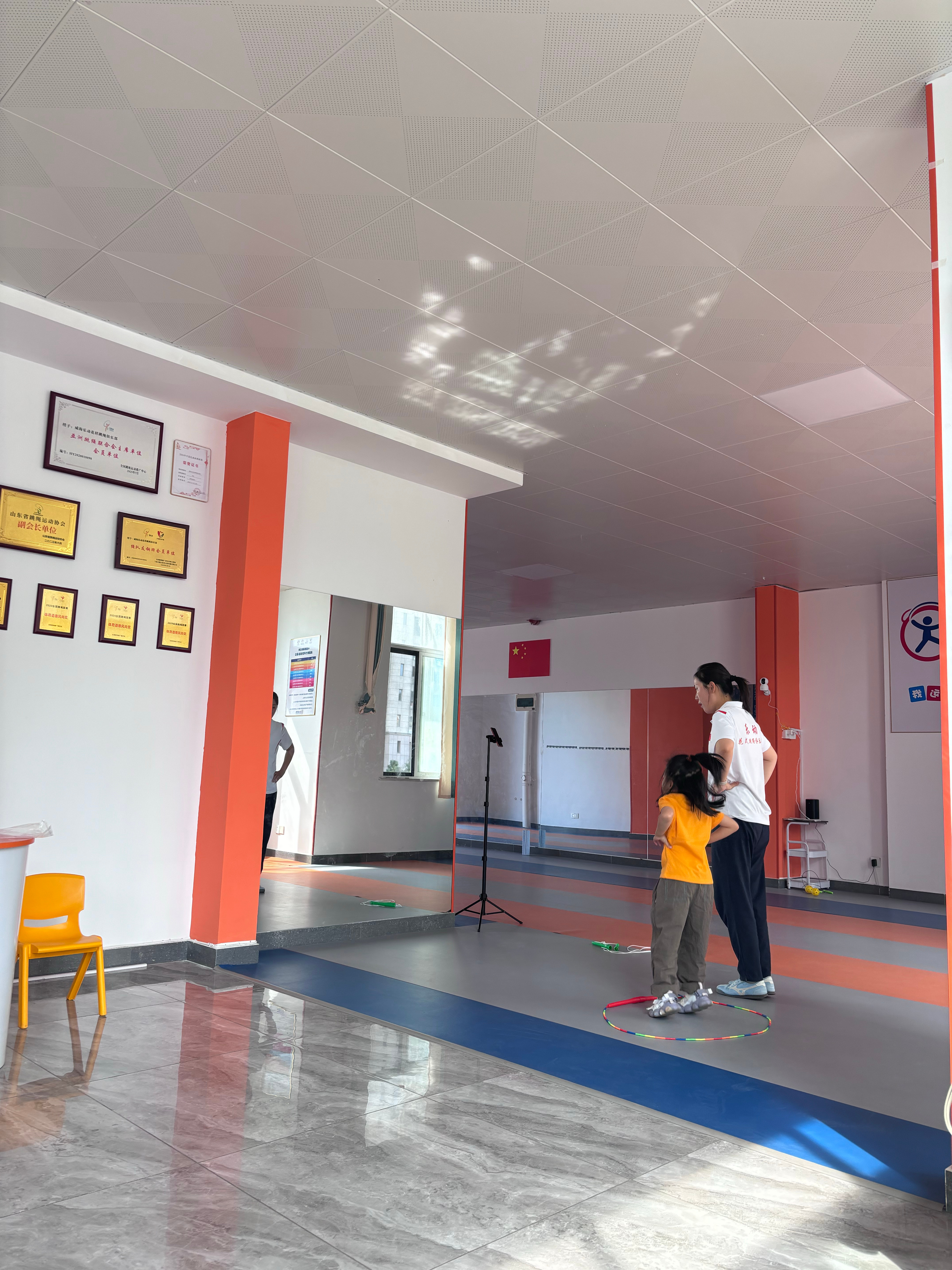 以前我对“跳绳训练”嗤之以鼻跳绳不是自然而然就学会的一种运动技能嘛直到现在我坐在