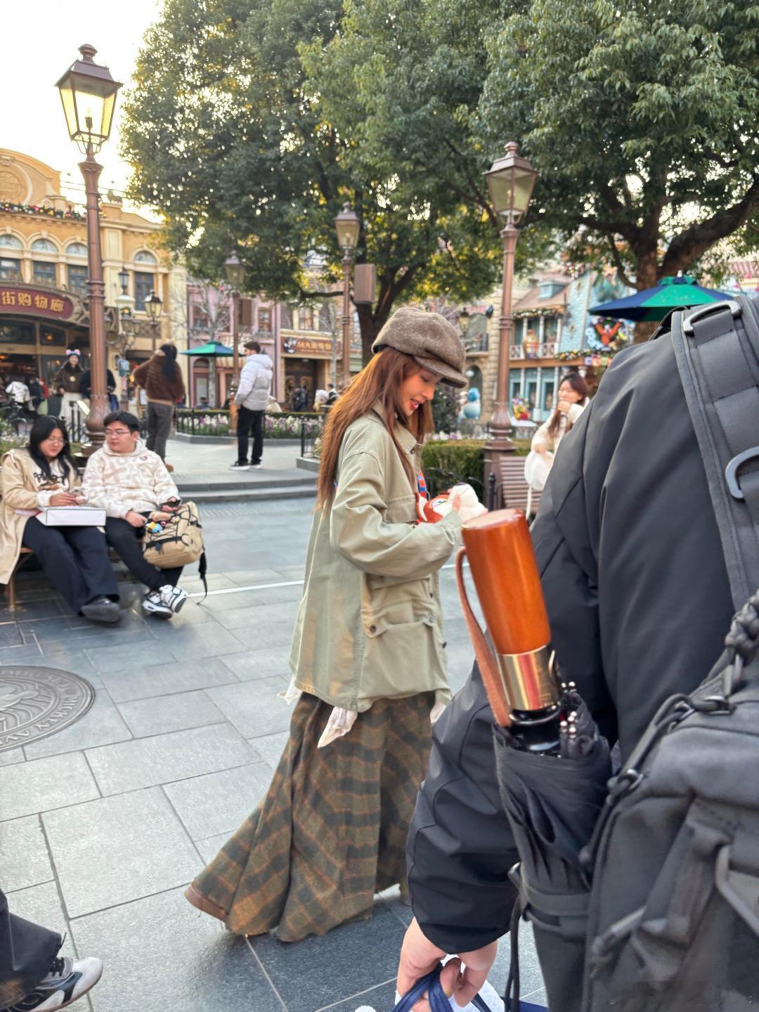 上海迪士尼偶遇金晨网友上海迪士尼偶遇金晨 上海迪士尼偶遇金晨，她这身穿搭太戳我了