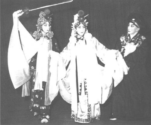 《断桥》梅兰芳饰演白素贞，俞振飞饰演许仙，梅玖饰演青儿