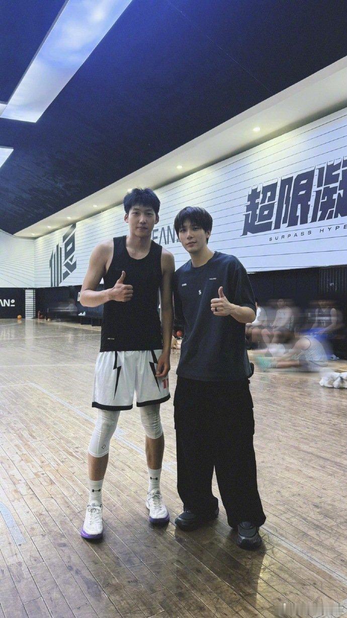 王安宇又去打篮球了 王安宇打篮球又被偶遇了，完全是篮球梦男 